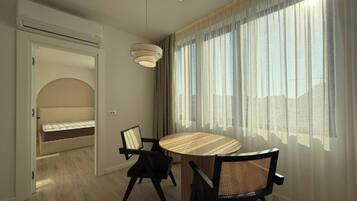 Apartment, City View | Dining