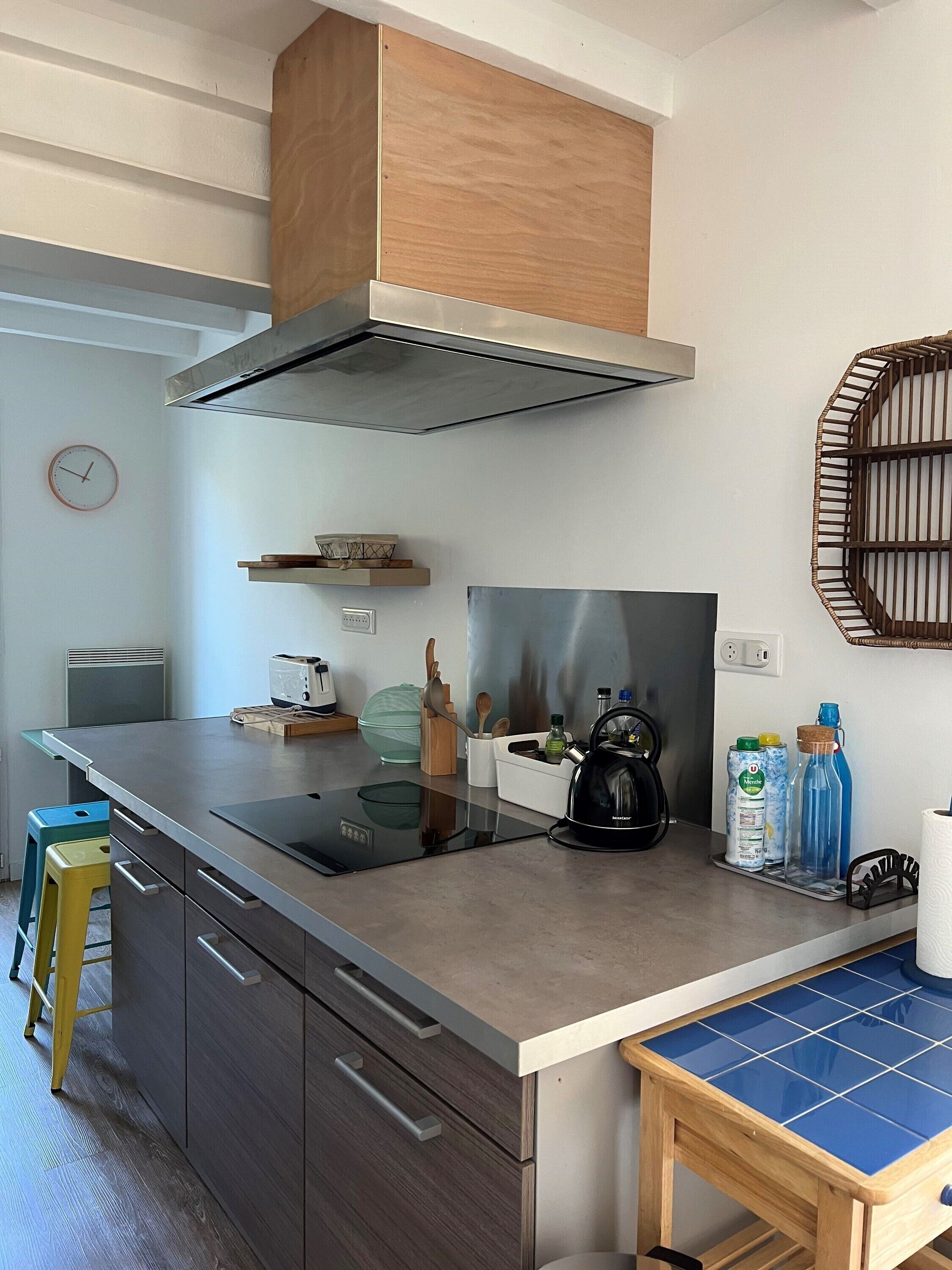 Refrigerador, microondas, horno y parrilla de estufa 