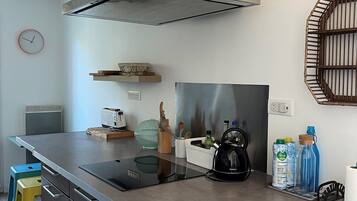 Refrigerador, microondas, horno y parrilla de estufa