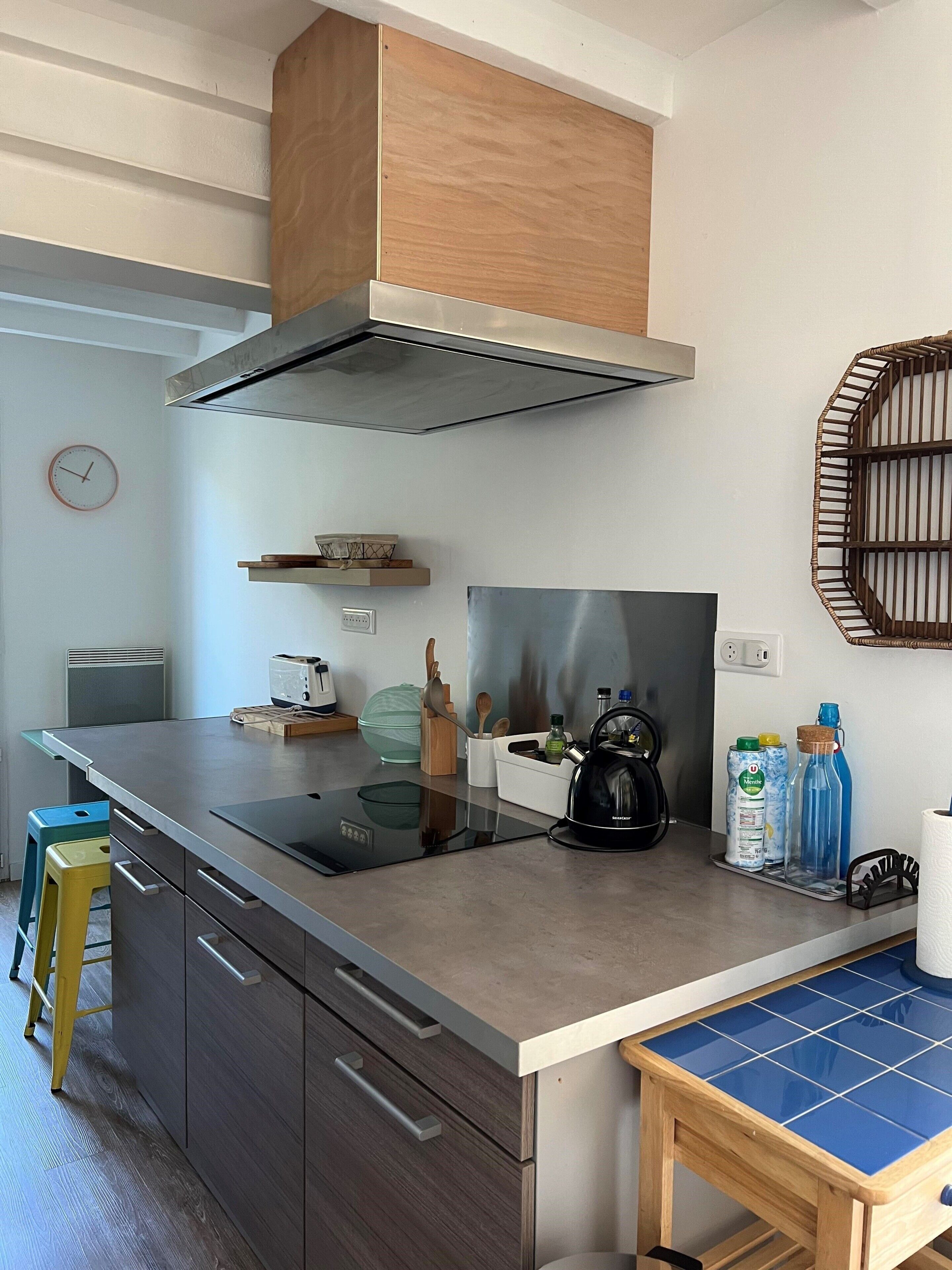 Réfrigérateur, micro-ondes, four, plaque de cuisson