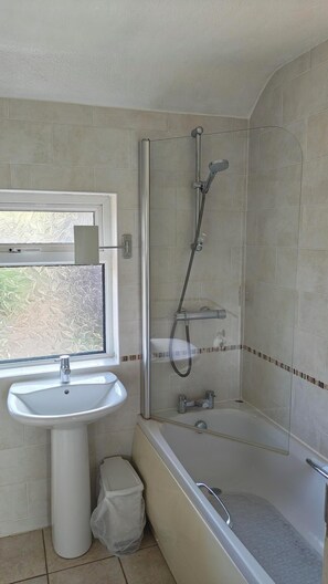 Shower, towels, toilet paper - Budget Single (Newton Abbot)