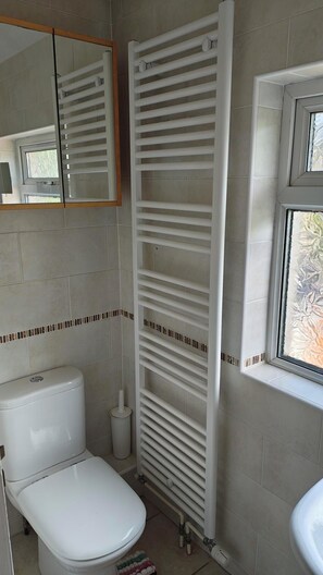 تجهيزات دش، مناشف، ورق حمّام