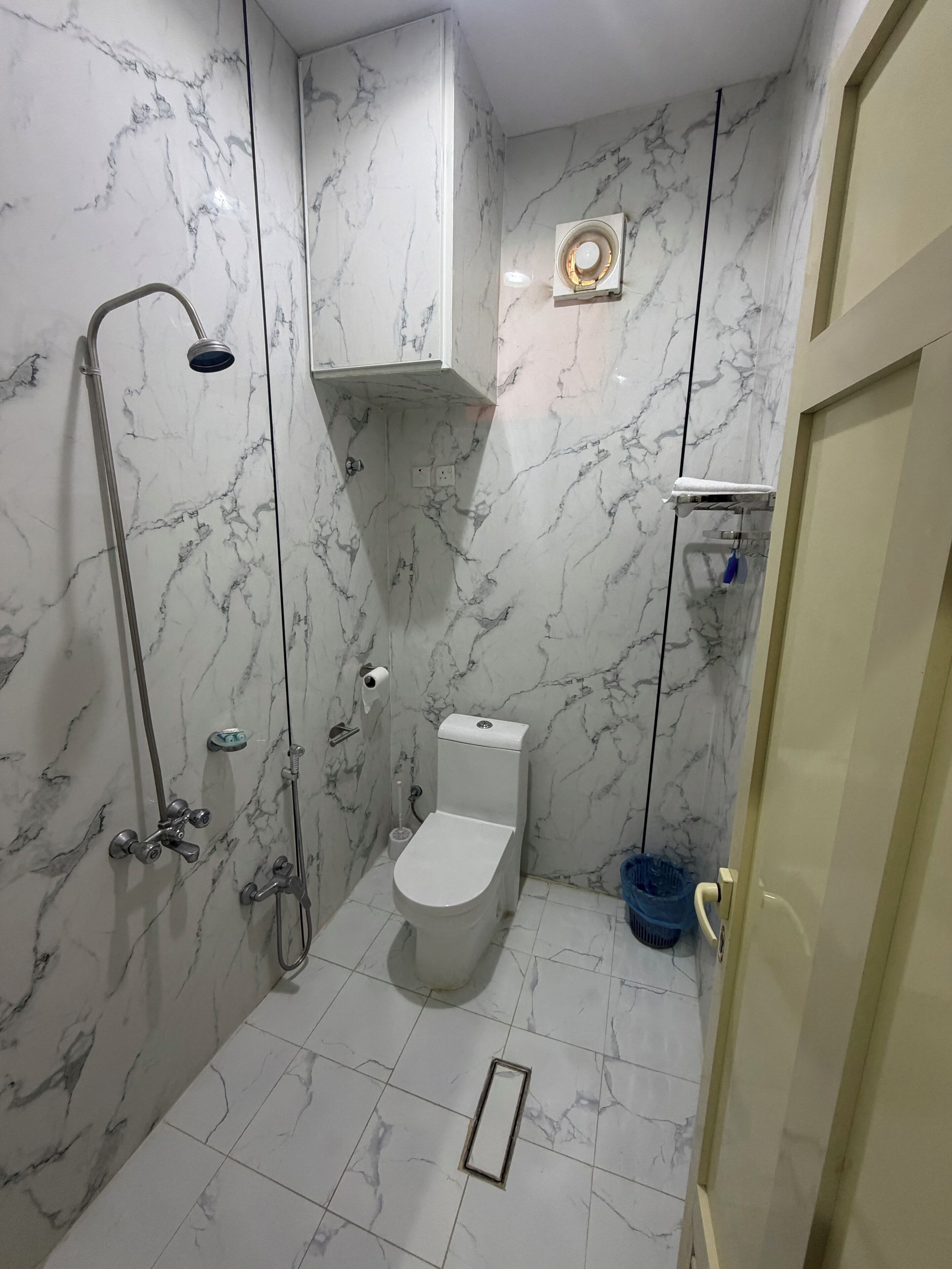 Rom – comfort | Bad | Dusj, tøfler, håndklær og såpe