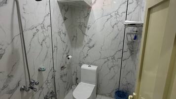 Rom – comfort | Bad | Dusj, tøfler, håndklær og såpe