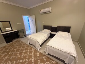 Escritorio, espacio para trabajar con laptop y wifi gratis 