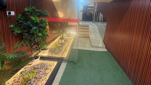 Welkomstbord bij de appartementencomplex Durar Al Khaldhiya.
