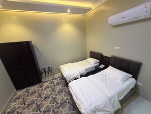 Escritorio, espacio para trabajar con laptop y wifi gratis 