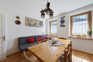 Dining - San Lorenzo 1 Apartment in Vinigo with Mountain View, Garden, and Wi-Fi (Vinigo)