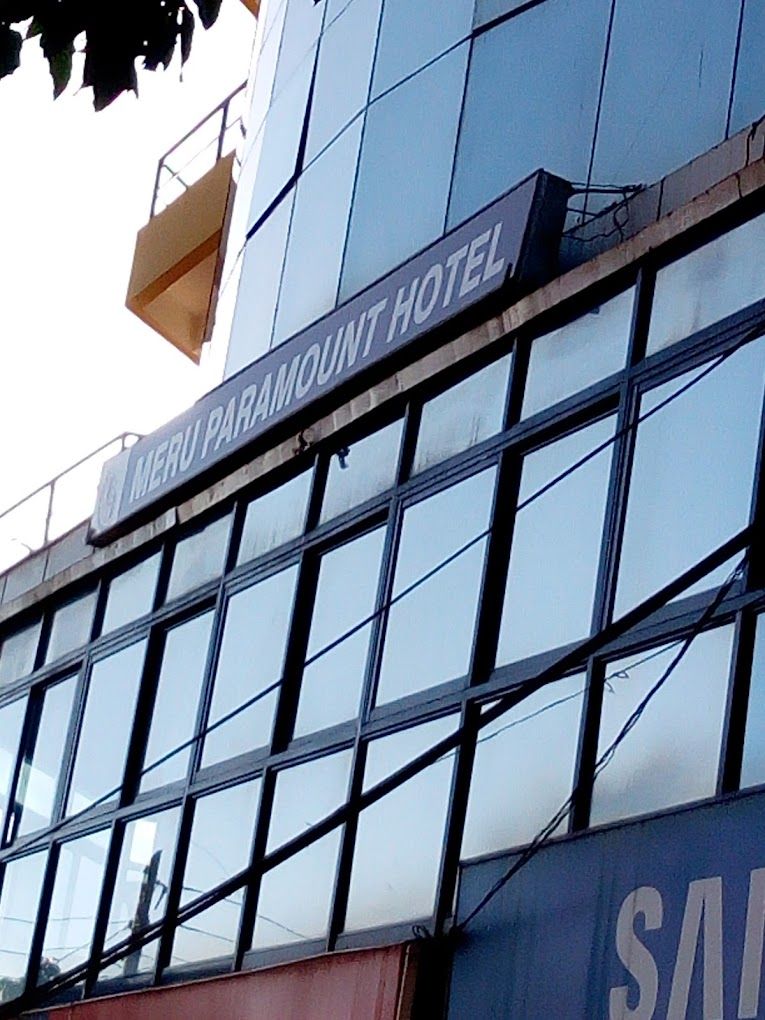 Um edifício com uma placa que diz "MERU PARAMOUNT HOTEL".