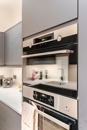 Jääkaappi, mikroaaltouuni, uuni, astianpesukone