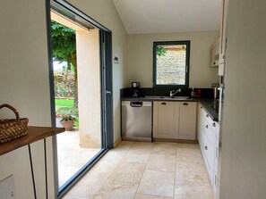 Jääkaappi, mikroaaltouuni, uuni, astianpesukone