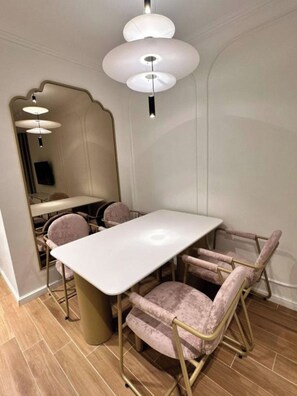 Apartment | Wohnbereich | 32-Zoll-Flachbildfernseher mit Satellitenempfang