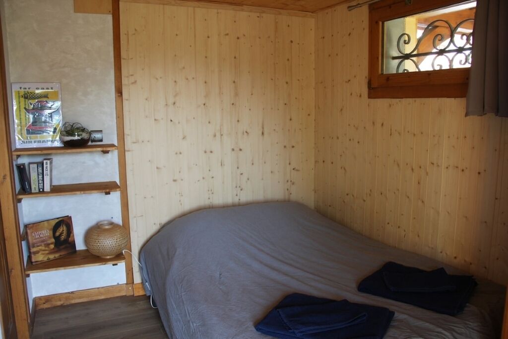 Strykjärn/strykbräda, wi-fi och sängkläder