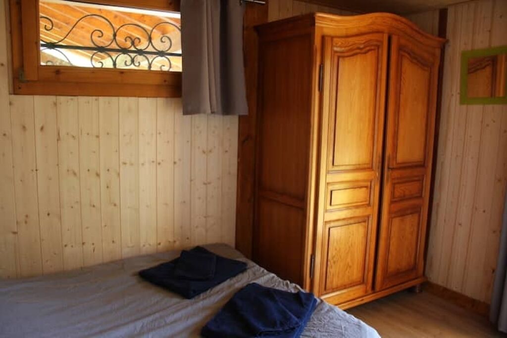 Tabla de planchar con plancha, wifi y ropa de cama 