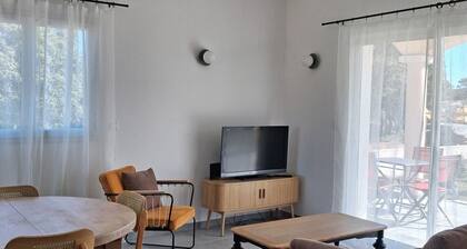 70 m² air-conditioned mini-villa with garden 5 minutes from beaches.