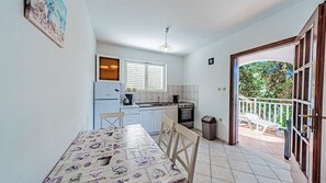Fridge, oven, coffee/tea maker, cookware/dishes/utensils - Apartman Roza 1 by Villas Guide (Vela Luka)
