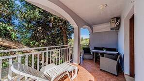 Property grounds - Apartman Roza 1 by Villas Guide (Vela Luka)
