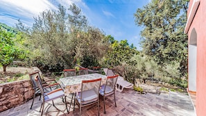 Outdoor dining - Apartman Roza 2 by Villas Guide (Vela Luka)