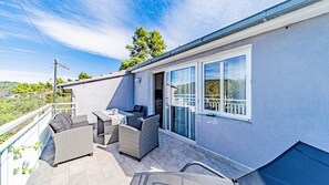 Outdoor dining - Apartman Roza 2 by Villas Guide (Vela Luka)