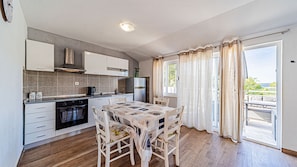 Fridge, oven, stovetop, coffee/tea maker - Apartman Roza 2 by Villas Guide (Vela Luka)