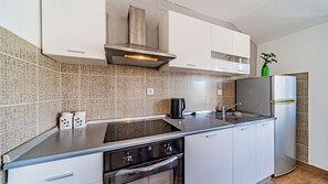 Fridge, oven, coffee/tea maker, toaster - Apartman Roza 2 by Villas Guide (Vela Luka)
