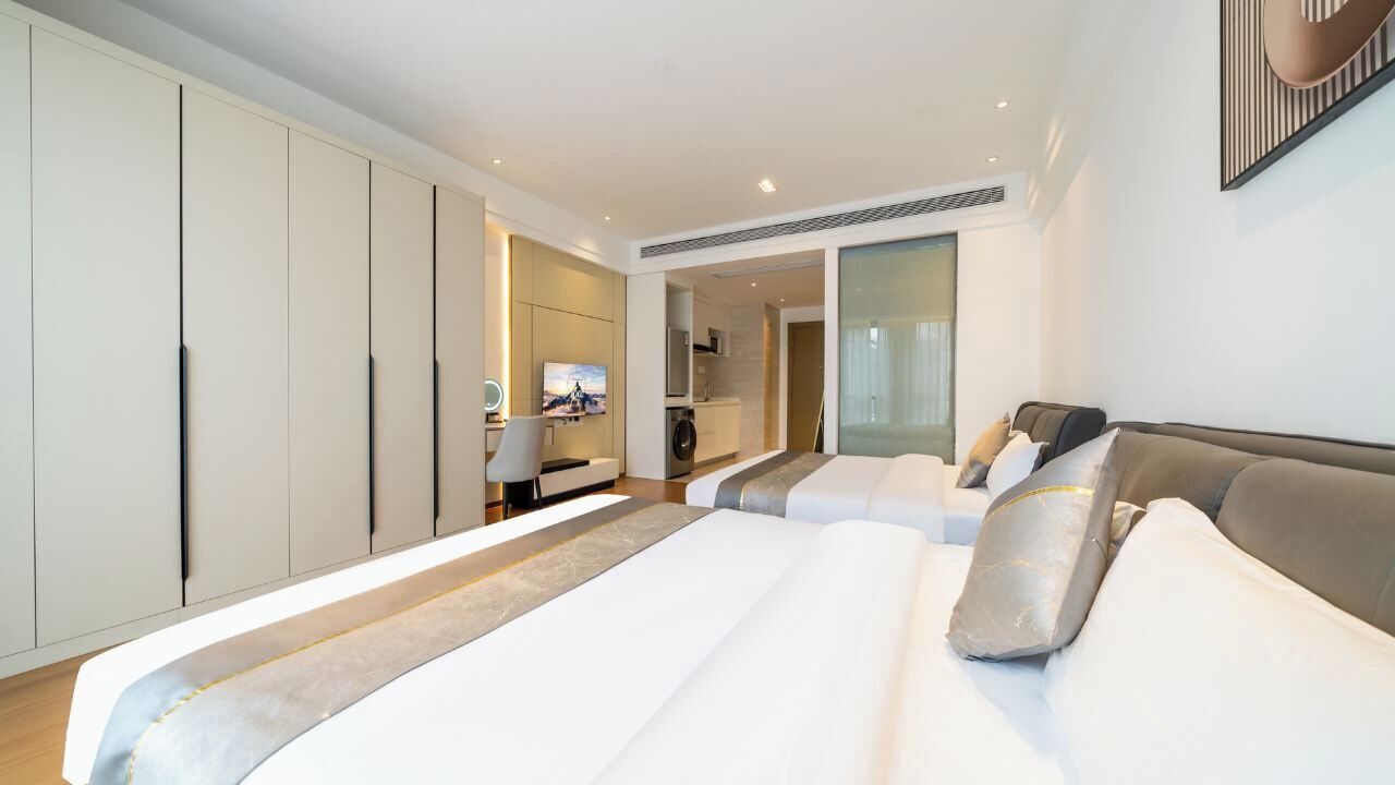 Superior tvåbäddsrum - flera sängar - kök - utsikt mot staden | Skrivbord, arbetsyta för laptop, mörkläggningsgardiner och ljudisolering