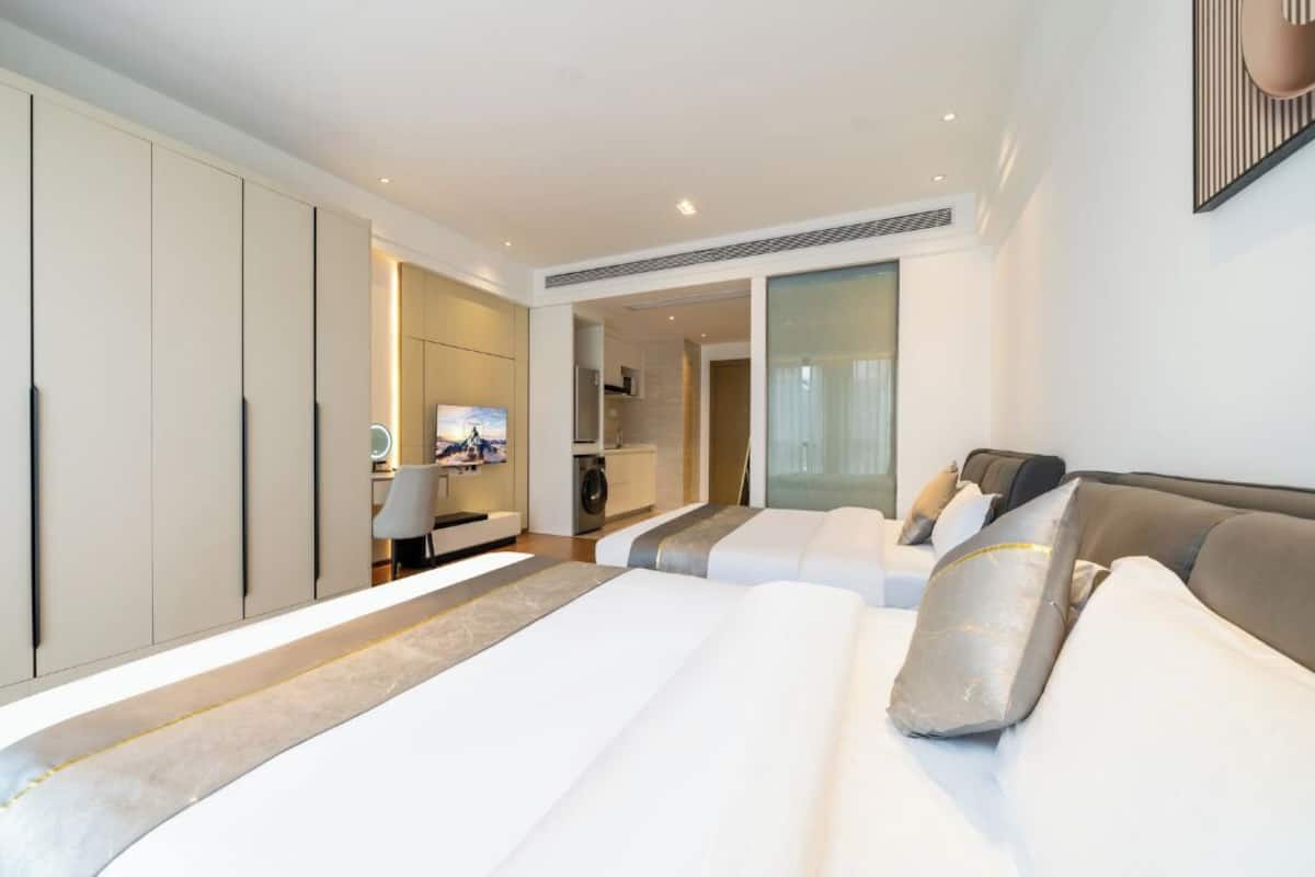 Superior tvåbäddsrum - flera sängar - kök - utsikt mot staden | Skrivbord, arbetsyta för laptop, mörkläggningsgardiner och ljudisolering