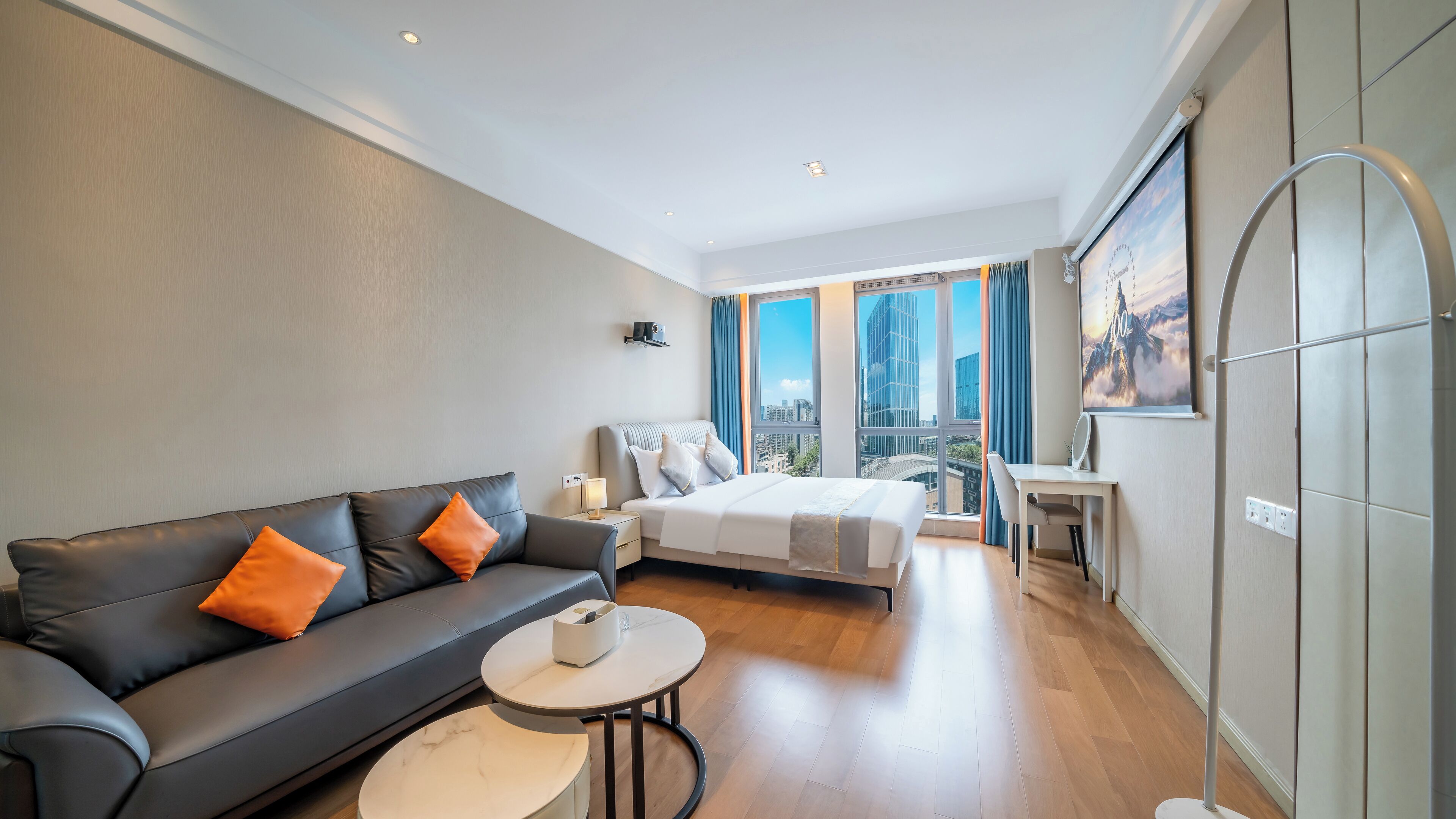 Comfort-rum - 1 kingsize-säng - kök - utsikt mot staden | Skrivbord, arbetsyta för laptop, mörkläggningsgardiner och ljudisolering