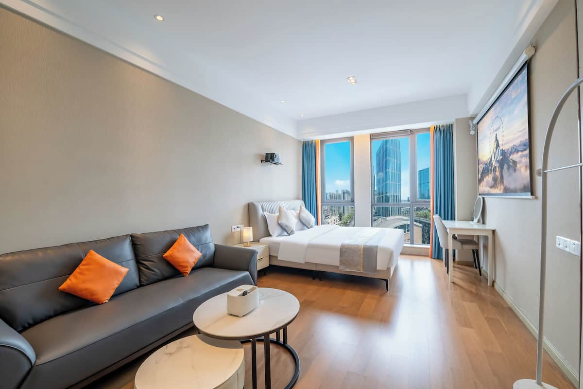 Comfort-rum - 1 kingsize-säng - kök - utsikt mot staden | Skrivbord, arbetsyta för laptop, mörkläggningsgardiner och ljudisolering