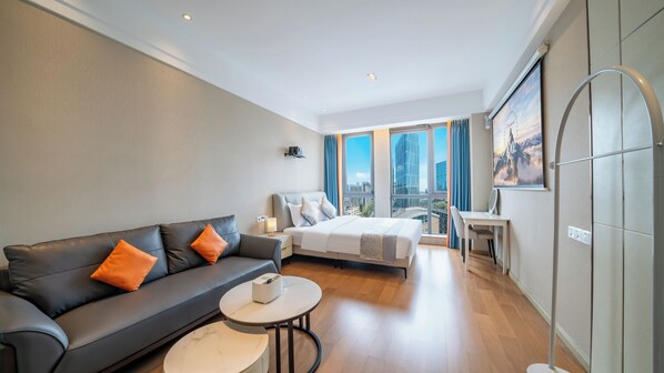 Comfort-værelse - 1 kingsize-seng - køkken - byudsigt | Skrivebord, arbejdsområde til bærbare computere, mørklægningsgardiner