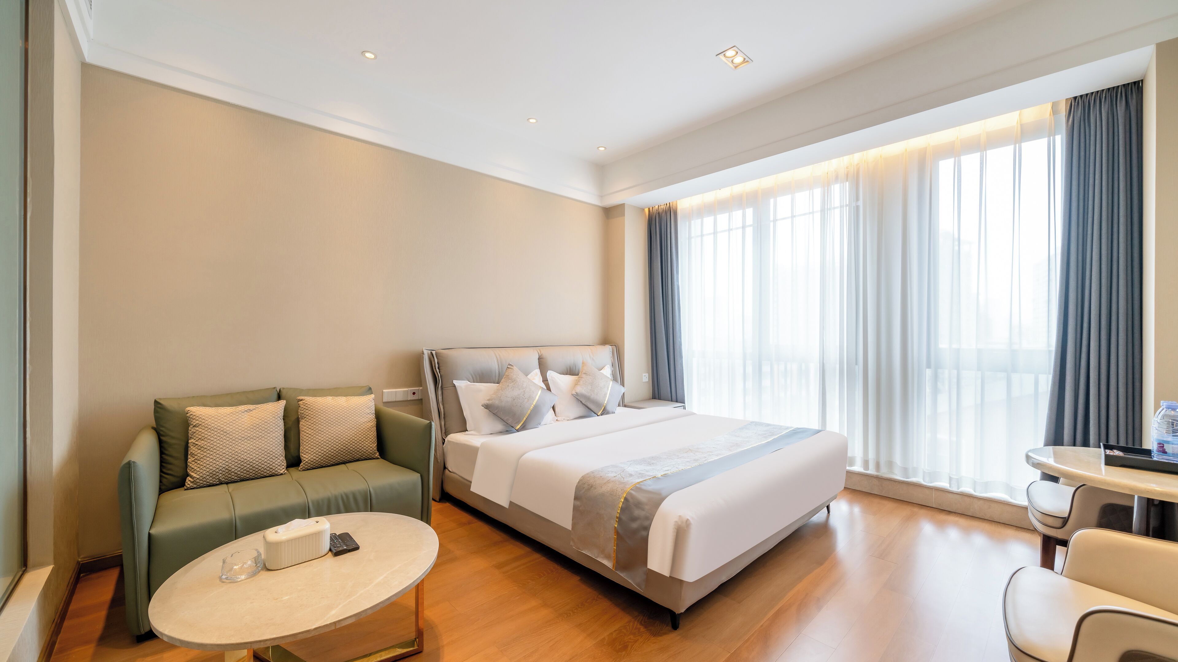 Comfort-rum - 1 kingsize-säng - kök - utsikt mot staden | Skrivbord, arbetsyta för laptop, mörkläggningsgardiner och ljudisolering