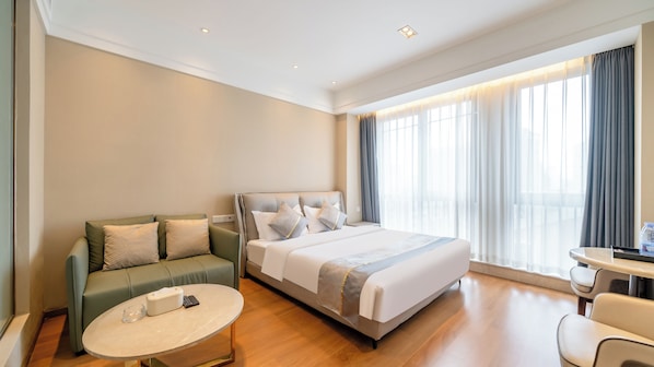 Comfort-rum - 1 kingsize-säng - kök - utsikt mot staden | Skrivbord, arbetsyta för laptop, mörkläggningsgardiner och ljudisolering