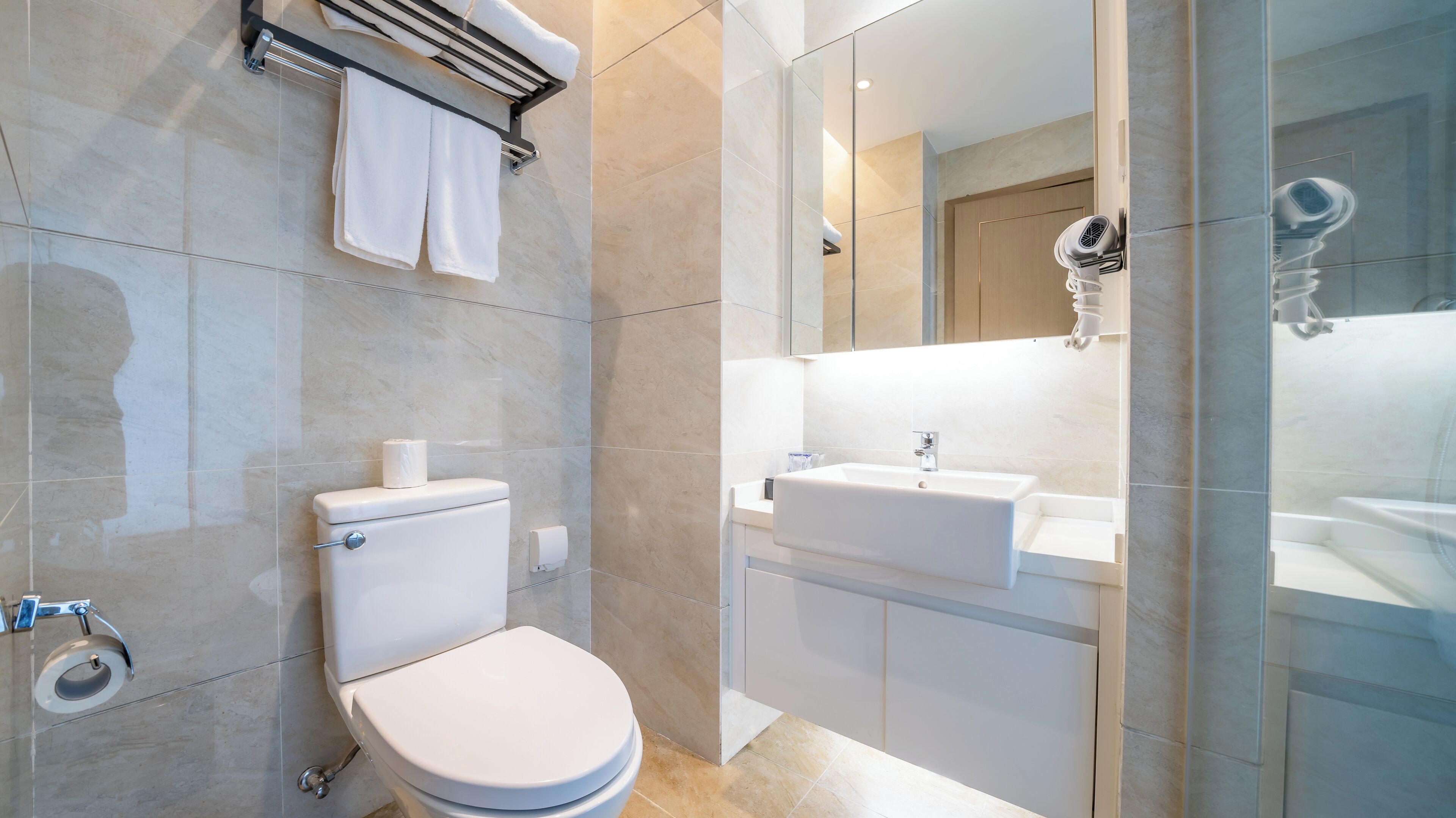 Comfort-rum - 1 kingsize-säng - kök - utsikt mot staden | Badrum | Dusch, gratis toalettartiklar, hårtork och tofflor