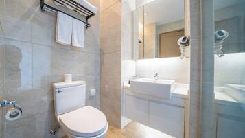 Comfort-huone, 1 suuri parisänky, keittiö, kaupunkinäköala | Kylpyhuone | Suihku, ilmaiset hygieniatuotteet, hiustenkuivaaja, tohvelit