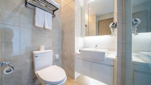 Comfort-rum - 1 kingsize-säng - kök - utsikt mot staden | Badrum | Dusch, gratis toalettartiklar, hårtork och tofflor