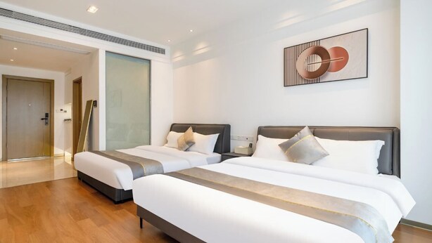 A hotel room with two beds, a modern design, and a large window. - Youyue High-Rise Apartment - Chunxi Road (Chengdu)