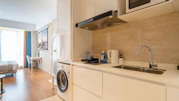 Comfort-Zimmer, 1 King-Bett, Küche, Stadtblick | Eigene Küche | Kühlschrank, Mikrowelle, Herdplatte, Kochgeschirr/Geschirr/Besteck