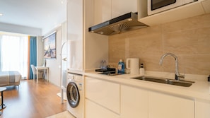 Comfort-rum - 1 kingsize-säng - kök - utsikt mot staden | Eget kök | Kylskåp, mikrovågsugn, spishäll och grytor/köksredskap