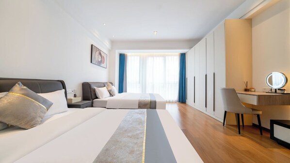 A hotel room with two beds, a desk with a mirror, and a large window with curtains. - Youyue High-Rise Apartment - Chunxi Road (Chengdu)