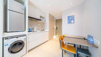 Familjelägenhet - 2 sovrum - kök - utsikt mot staden | Eget kök | Kylskåp, mikrovågsugn, spishäll och grytor/köksredskap