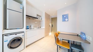 Familjelägenhet - 2 sovrum - kök - utsikt mot staden | Eget kök | Kylskåp, mikrovågsugn, spishäll och grytor/köksredskap