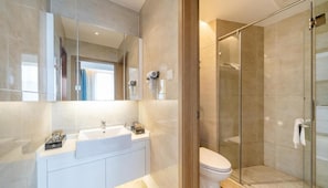 Suihku, ilmaiset hygieniatuotteet, hiustenkuivaaja, tohvelit