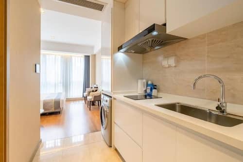 Comfort Room, 1 King Bed, Kitchen, City View | Private kitchen | Fridge, microwave, stovetop, cookware/dishes/utensils