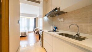 Phòng tiện nghi đơn giản, 1 giường cỡ king, bếp, quang cảnh thành phố | Bếp riêng | Tủ lạnh, lò vi sóng, bếp nấu, dụng cụ nấu nướng/bát dĩa/dao nĩa 