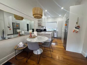 Microwave, oven, stovetop, dishwasher - Stylish and Conveniently Located-close to shops, restaurants, parks and more (Surrey Hills)