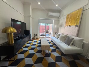 TV - Stylish and Conveniently Located-close to shops, restaurants, parks and more (Surrey Hills)