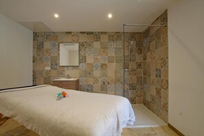 Shower, hair dryer, towels, toilet paper - House Le Jardin De Marie with Jacuzzi Sauna Hammam at the foot of Mont-Saint-Michel (Pontorson)