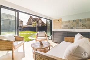 Interior - House Le Jardin De Marie with Jacuzzi Sauna Hammam at the foot of Mont-Saint-Michel (Pontorson)