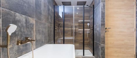 Douche, séchoir à cheveux, serviettes fournies, papier de toilette