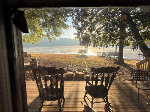 Beautiful lake house, 3BR-3BT- 20 min airport, 30 min stadium-south Atlanta